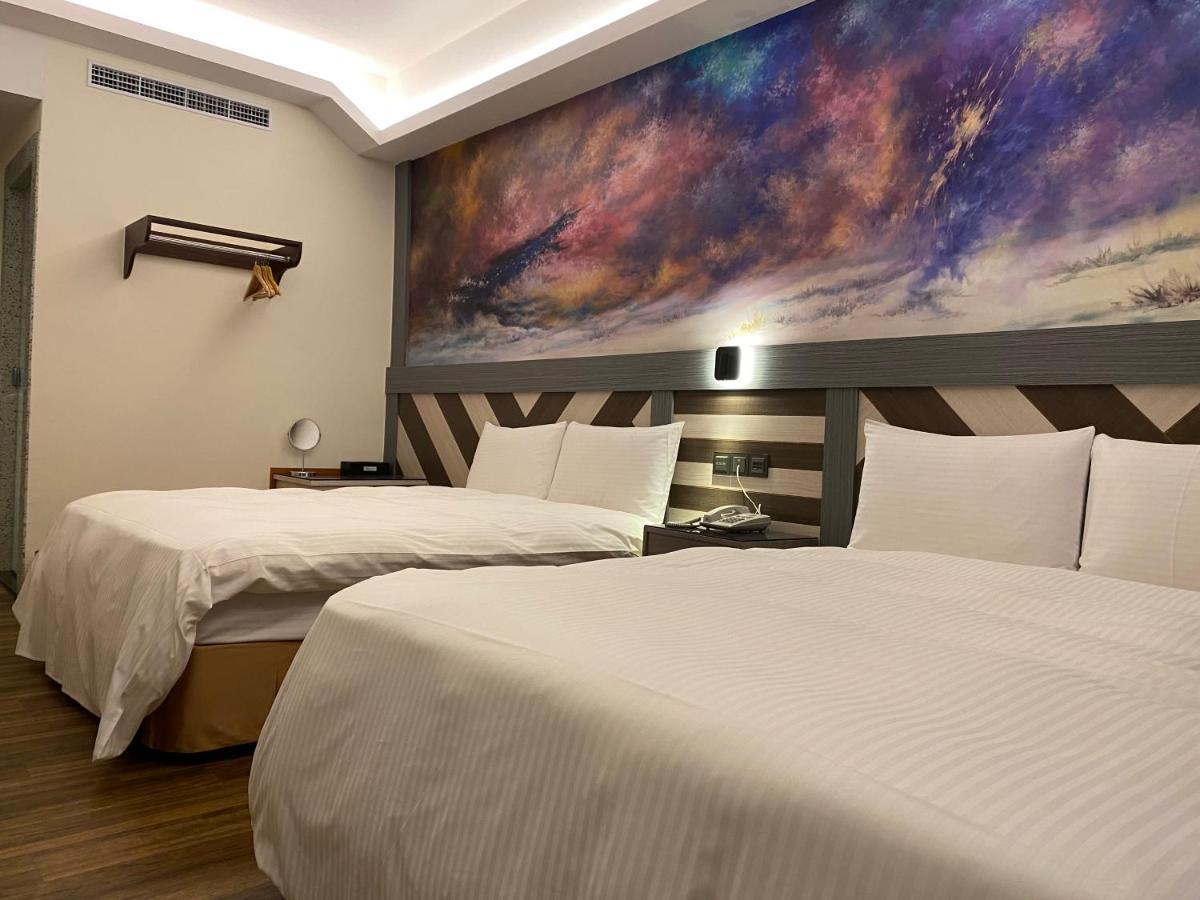 Weifeng Boutique Business Hotel - Zhanqian Branch Pingtung Exterior photo