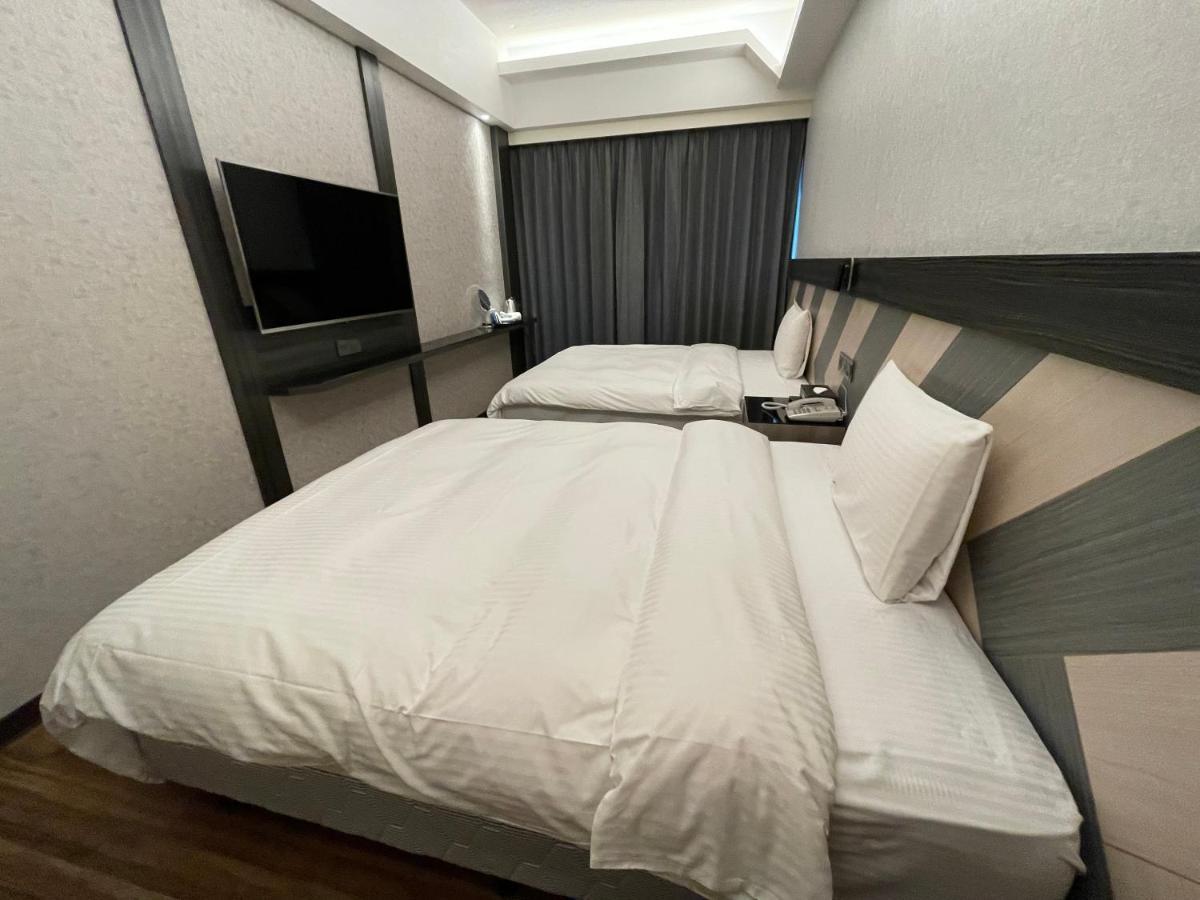 Weifeng Boutique Business Hotel - Zhanqian Branch Pingtung Exterior photo