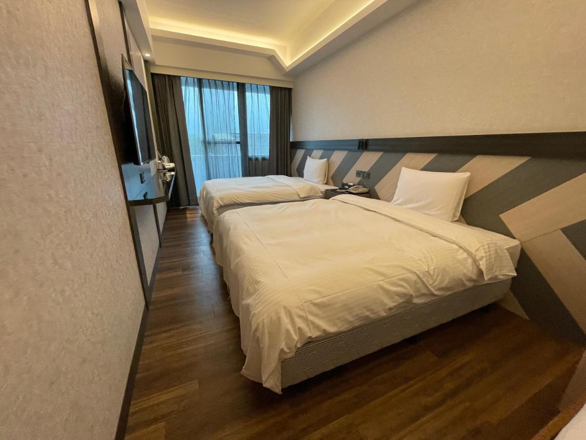 Weifeng Boutique Business Hotel - Zhanqian Branch Pingtung Exterior photo