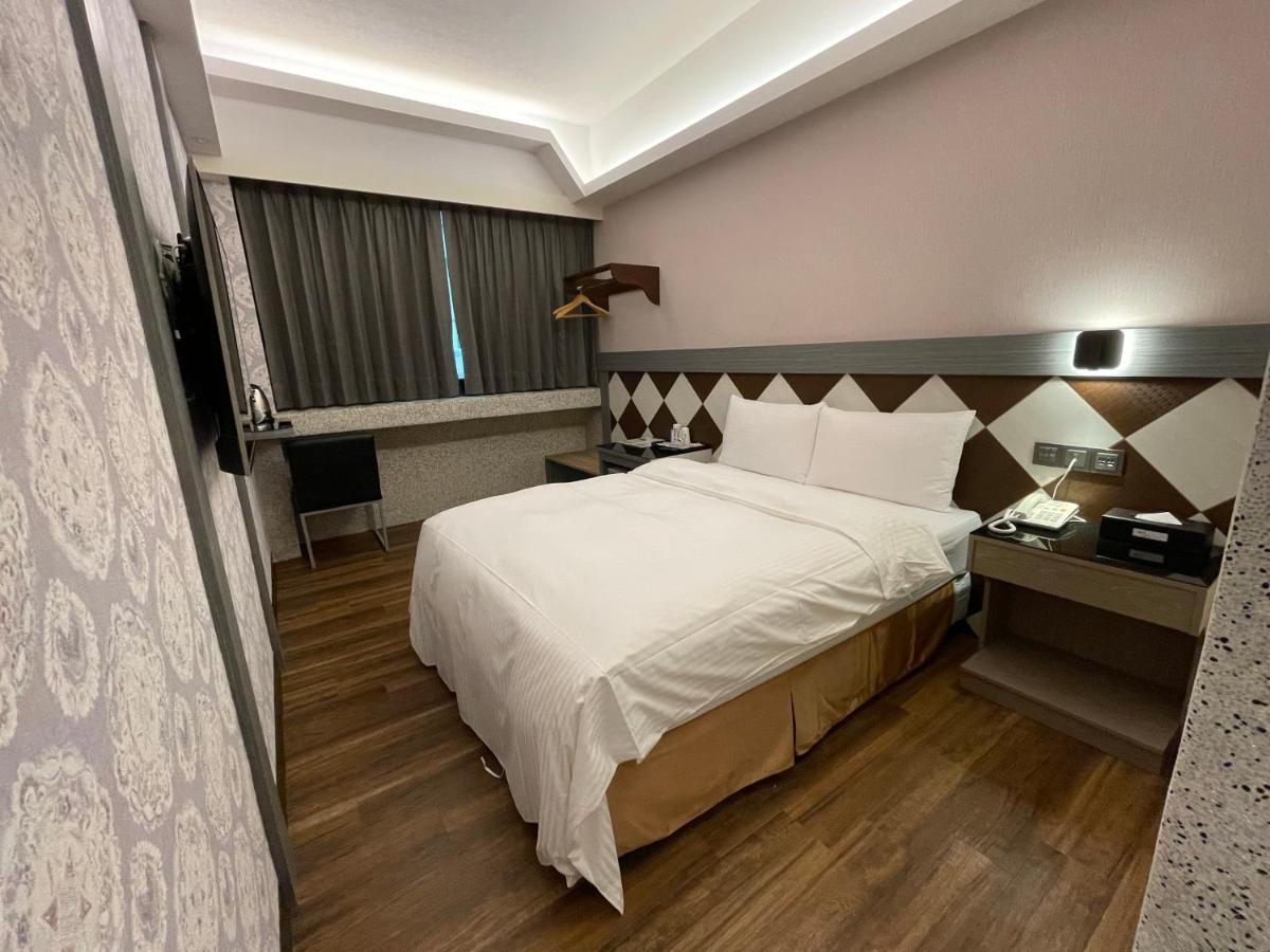 Weifeng Boutique Business Hotel - Zhanqian Branch Pingtung Exterior photo