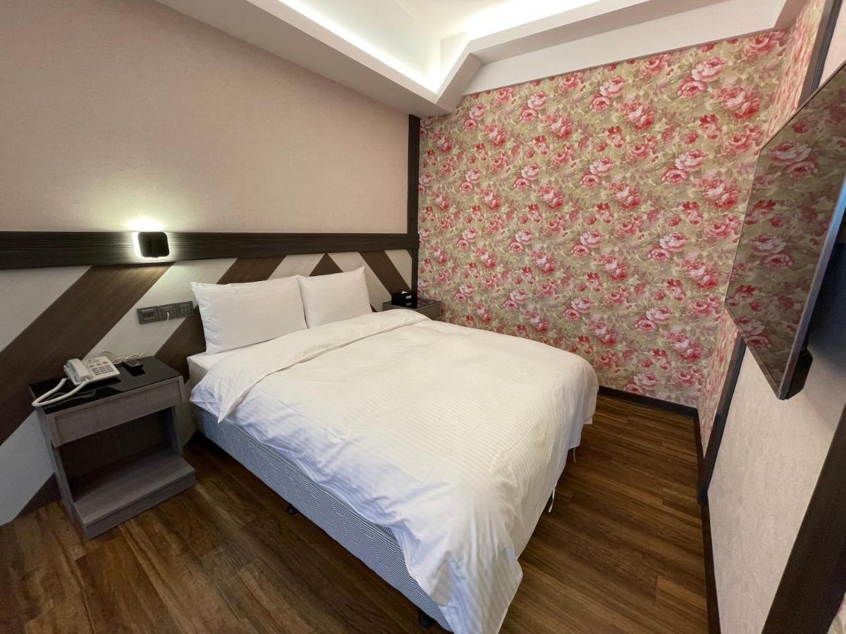 Weifeng Boutique Business Hotel - Zhanqian Branch Pingtung Exterior photo
