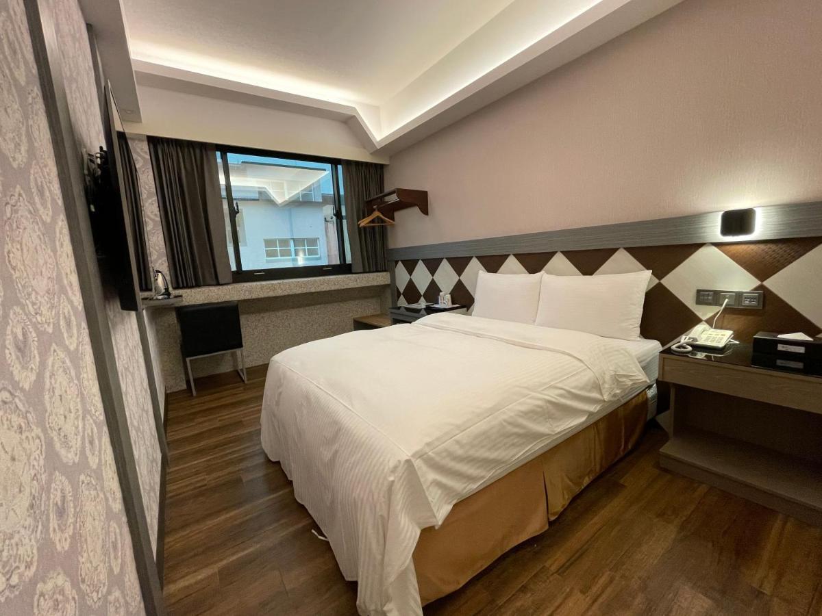 Weifeng Boutique Business Hotel - Zhanqian Branch Pingtung Exterior photo
