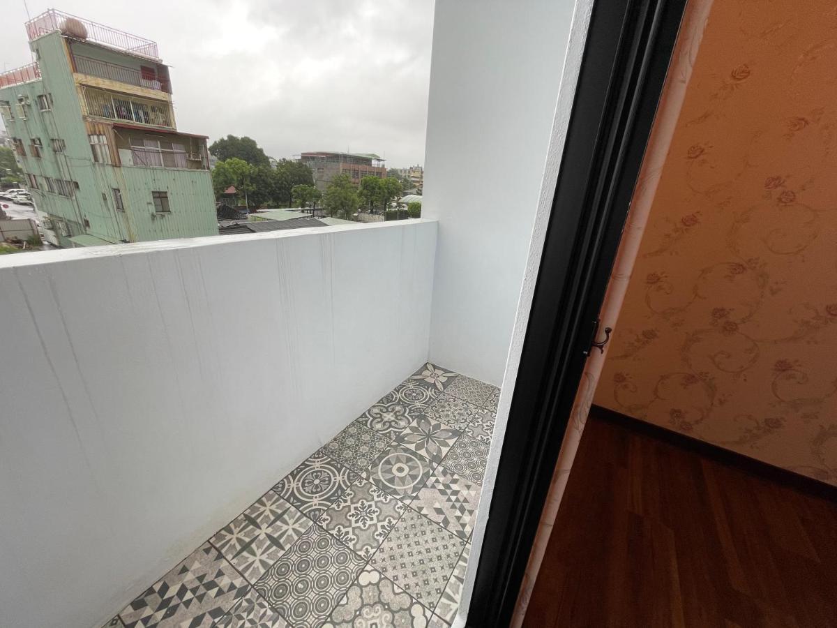Weifeng Boutique Business Hotel - Zhanqian Branch Pingtung Exterior photo