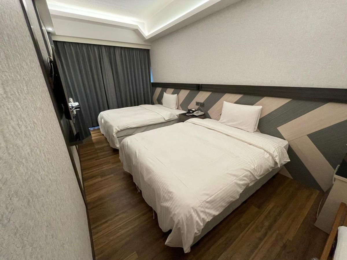 Weifeng Boutique Business Hotel - Zhanqian Branch Pingtung Exterior photo