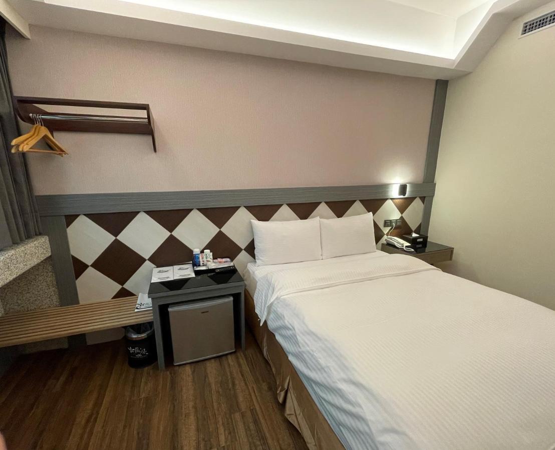 Weifeng Boutique Business Hotel - Zhanqian Branch Pingtung Exterior photo