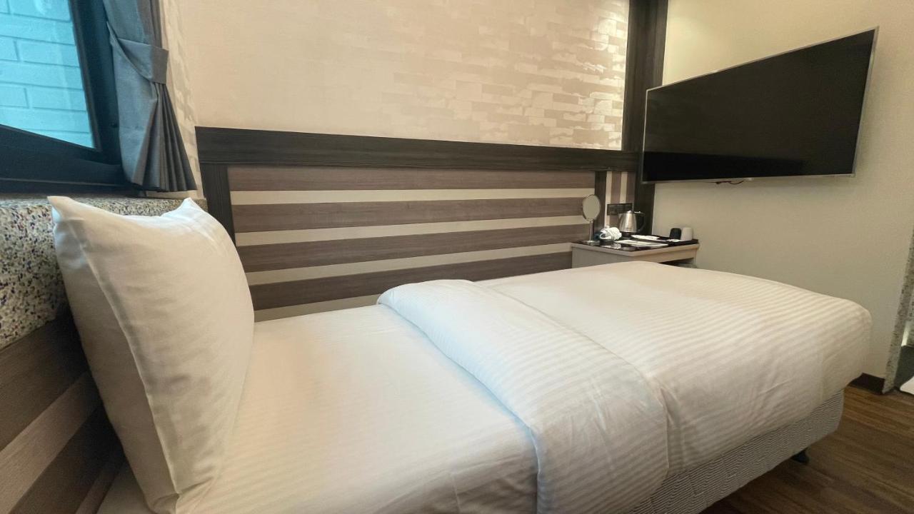 Weifeng Boutique Business Hotel - Zhanqian Branch Pingtung Exterior photo