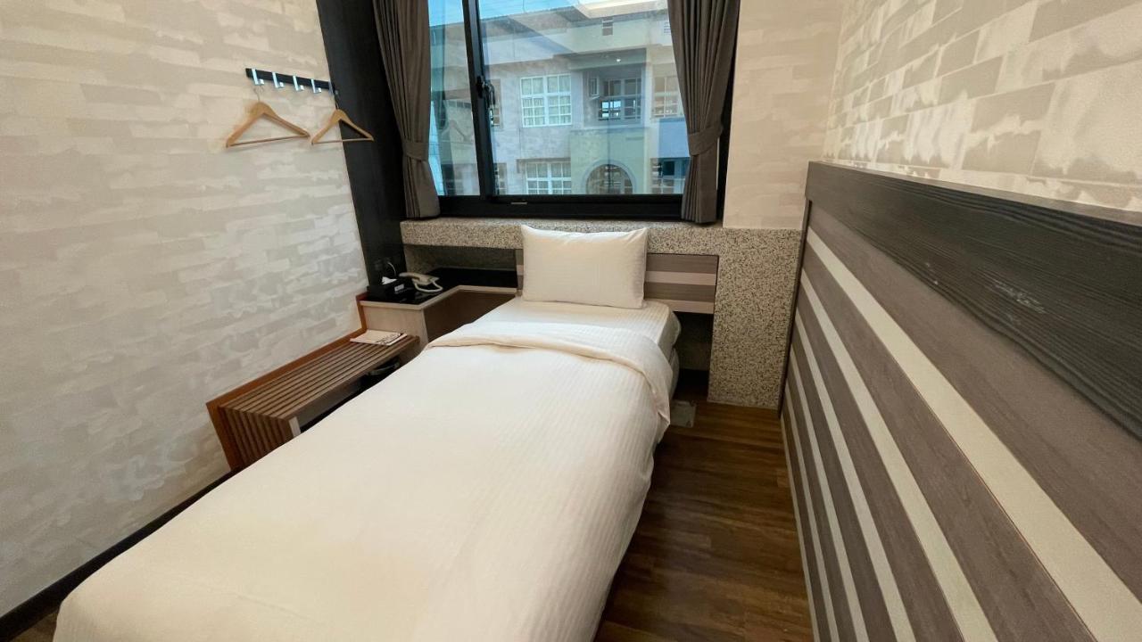 Weifeng Boutique Business Hotel - Zhanqian Branch Pingtung Exterior photo